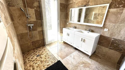 une salle de bain avec un lavabo blanc et une douche dans l'établissement Maison Campagne Aixoise, à Ventabren