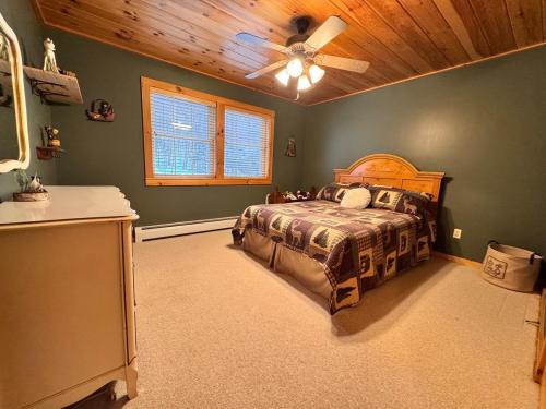 Ένα ή περισσότερα κρεβάτια σε δωμάτιο στο Longden Lodge - Adirondacks