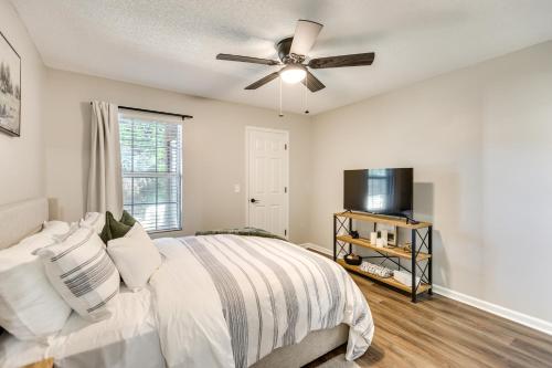 a bedroom with a bed and a ceiling fan at 2 Mi to Fort Stewart Modern Hinesville Haven in Hinesville
