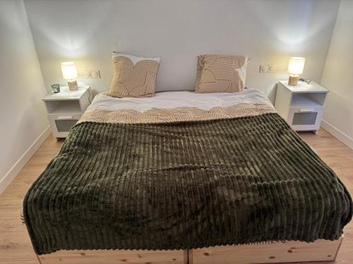 - un grand lit dans une chambre avec 2 tables de nuit dans l'établissement Charmant F3 au Cœur du Havre, au Havre