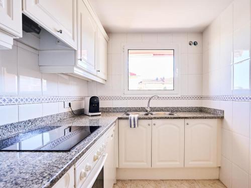 Kuchyň nebo kuchyňský kout v ubytování Apartament Mar Blau