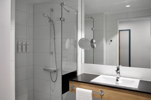 ein Badezimmer mit Waschbecken und Dusche in der Unterkunft Four Points Flex by Sheraton Bochum in Bochum