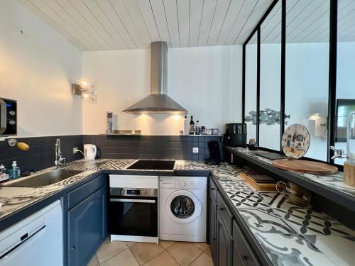 Il comprend une cuisine équipée d'un lave-linge et d'un sèche-linge. dans l'établissement 507 Les Agapanthes - Pretty one-story house, à Ars-en-Ré