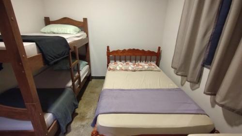 a small room with two bunk beds in it at Edicula paixão in Muzambinho