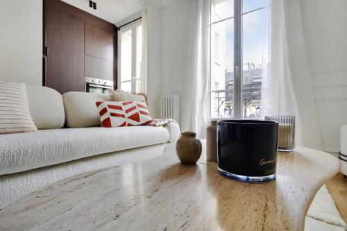 un salon avec un canapé et une table basse dans l'établissement CHATEAU DE VINCENNES Luxury Flat, à Vincennes