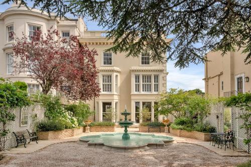a large building with a fountain in front of it at Luxury Villa - City Centre - Sleeps 13 in Nottingham