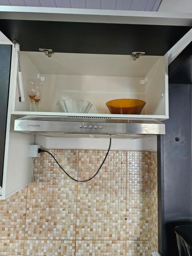 a kitchen with a stove with a bowl on top at Casa no centro de Navegantes in Navegantes
