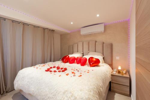 a bedroom with a bed with red roses on it at Le Cocon Marseillais in Marseille