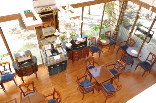 an overhead view of a dining room with tables and chairs at Hotel Katerina in Athens