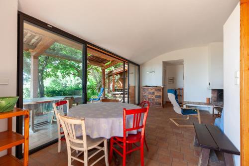 une cuisine et une salle à manger avec une table et des chaises dans l'établissement Villa Catherine vue mer et terrasse, à Carqueiranne