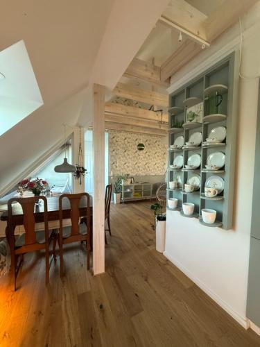 una cucina e una sala da pranzo con tavolo e sedie di Viki54 FeWo05 "willkommen", Monteurs- und Ferienwohnung a Velten