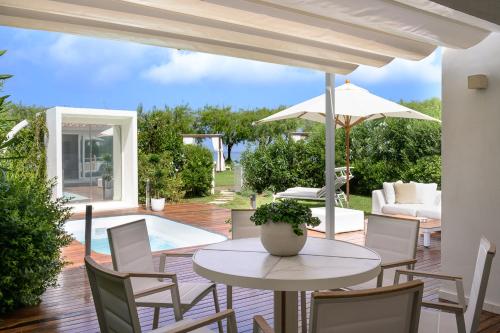Κήπος έξω από το Baia Bianca Suites