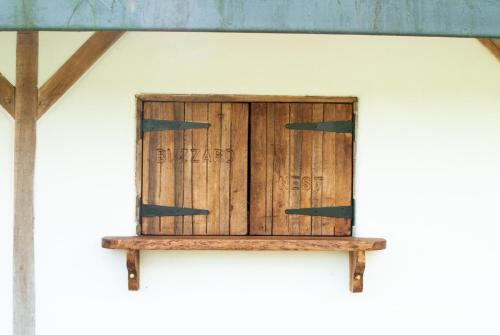 Fotografie z fotogalerie ubytování Buzzards Nest Glamping Holly v destinaci Combe Saint Nicholas