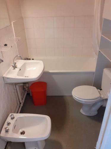 une salle de bain avec un lavabo, des toilettes et une baignoire dans l'établissement Studio Tignes Val Claret, à Tignes