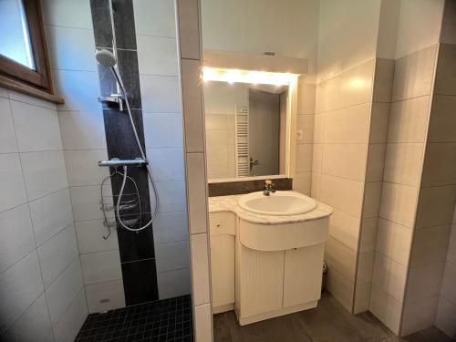 une salle de bain avec un lavabo et un miroir dans l'établissement NOUVEAU Neige et Roc 1 - Appartement 2 chambres centre, à La Clusaz