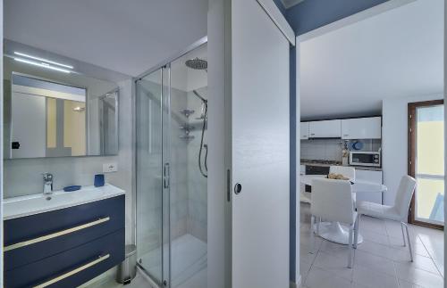 A bathroom at Cosy Apartment in Varenna