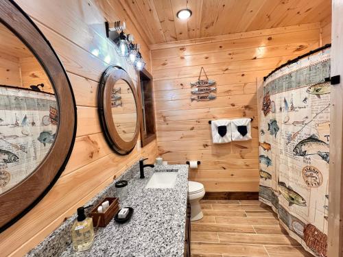 Phòng tắm tại New Smoky Mountain Luxury Cabin, Outdoor Fireplacet