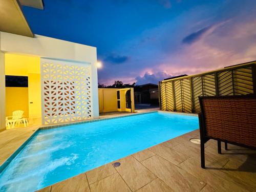 una piscina en el tejado de una casa en Krabi Ao Nang PrivateStay Pool villa 2Br, en Ao Nam Mao