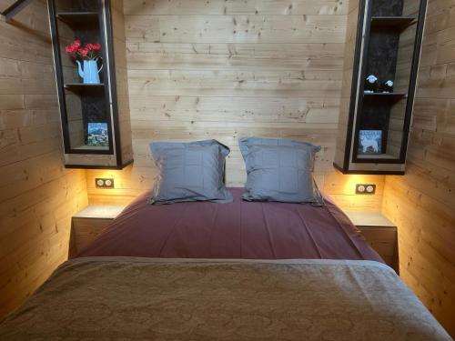 een slaapkamer met een bed met 2 kussens en 2 ramen bij La Bergerie in Luz-Saint-Sauveur