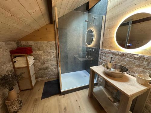 een badkamer met wastafel en douche bij La Bergerie in Luz-Saint-Sauveur