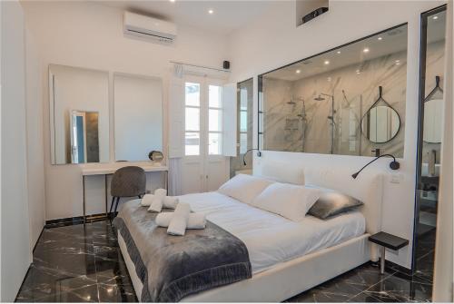 Un dormitorio con una gran cama blanca y un escritorio. en House of Luxury with Pool by Solea, en St Paul's Bay