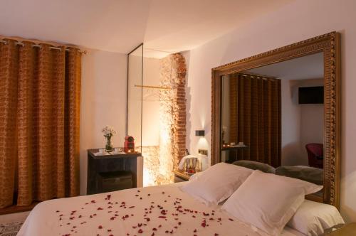 1 dormitorio con espejo grande y cama en Hotel Rural La Viña - Only Adults, en San Rafael