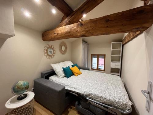 une chambre avec un lit dans une pièce dans l'établissement Joli duplex en plein cœur du centre ville, à Villefranche-sur-Saône