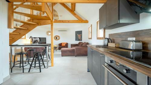 une cuisine avec un comptoir et un salon dans l'établissement El Rancho - ST4 Mezzanine, au Grau-du-Roi