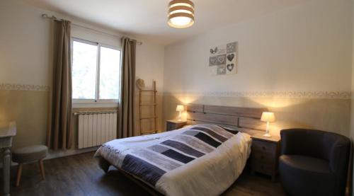 une chambre avec un lit, un bureau et une fenêtre dans l'établissement PROVENCE VAUCLUSE VELLERON Superbe maison avec piscine tout confort, à Velleron