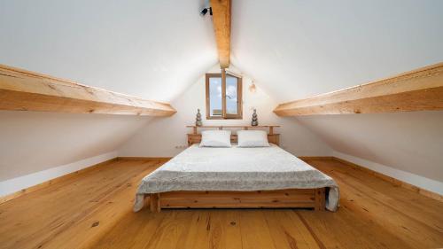 une chambre avec un grand lit dans un grenier dans l'établissement El Rancho - ST4 Mezzanine, au Grau-du-Roi