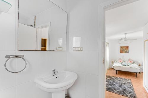 Posteľ alebo postele v izbe v ubytovaní 2 Apts in Villa Sun and Happiness