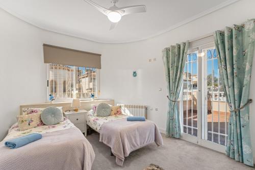 Posteľ alebo postele v izbe v ubytovaní 2 Apts in Villa Sun and Happiness