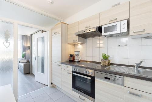 Kuchyň nebo kuchyňský kout v ubytování Haus Seebad Ostseeperle Grömitz
