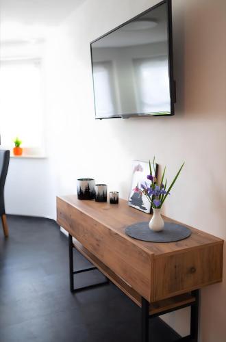 a wooden table with a mirror on a wall at Ferienwohnung Baßler in Kappelrodeck