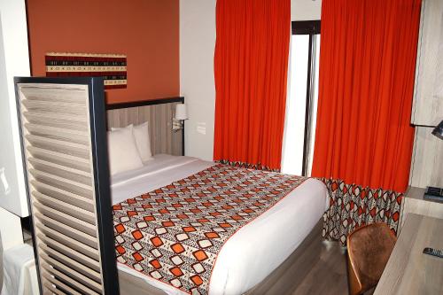 バマコにあるONOMO Hotel Bamakoのベッドルーム1室(赤いカーテン付きのベッド1台付)
