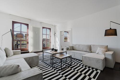 Foto 4 BR Apartment - ZENTRAL - GERÄUMIG - KÜCHE - TERRASSE - WIFI - KAFFEE - PARKHAUS 1