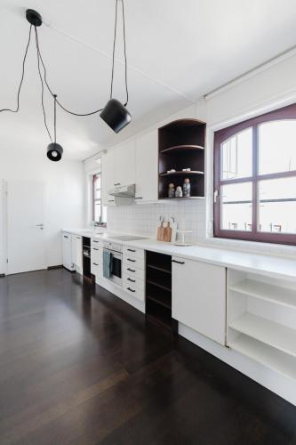 Η κουζίνα ή μικρή κουζίνα στο 4 BR Apartment - ZENTRAL - GERÄUMIG - KÜCHE - TERRASSE - WIFI - KAFFEE - PARKHAUS