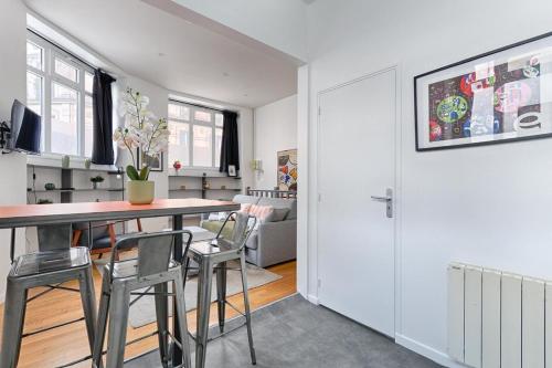 Photo de la galerie de l'établissement Appartement de charme au coeur des Batignolles, à Paris