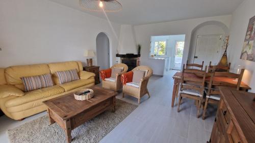 Apartamento 2 quartos, 2 wc, vista mar e piscina