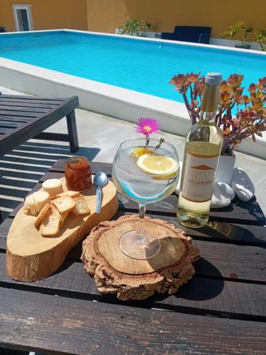 einen Tisch mit einer Flasche Wein und einem Glas Wein in der Unterkunft Casal da FontAgrão in Rio Maior