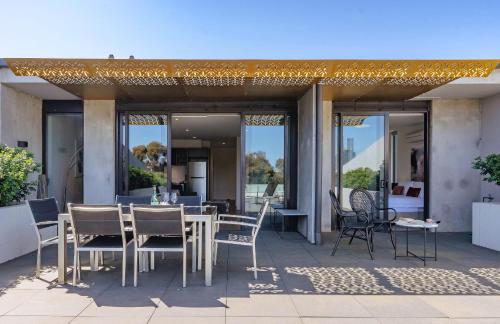 Μπαλκόνι ή βεράντα στο Cosmo Stays- Penthouse with Incredible City View