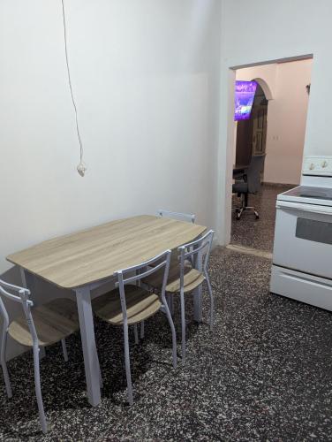 Η κουζίνα ή μικρή κουζίνα στο 2 cuadras del parque central de Danlí Apartamento completo