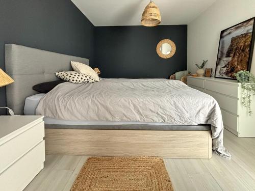 - une chambre avec un lit king-size et un miroir dans l'établissement Oasis in paradise with pool, à La Oliva