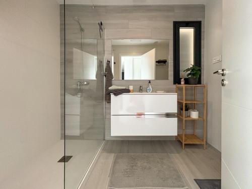 une salle de bain avec un lavabo et une douche en verre dans l'établissement Oasis in paradise with pool, à La Oliva