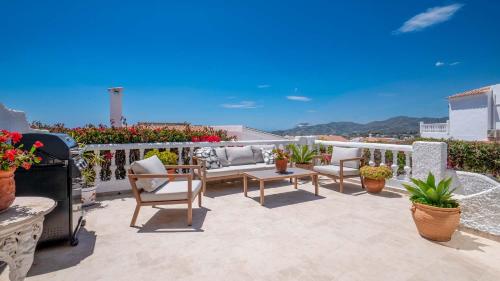 Lovely townhouse, several terraces, garden, pool