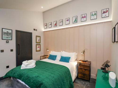 Postel nebo postele na pokoji v ubytování The Old Jet Workshop