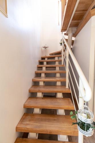 - un escalier dans une maison revêtue de parquet dans l'établissement Chambre romantique du Couvent, à La Celle-sous-Gouzon
