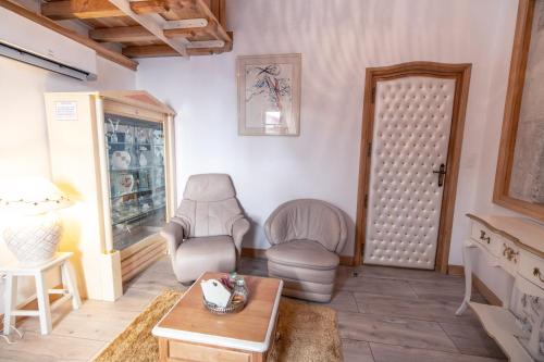 un salon avec deux chaises et une table dans l'établissement Chambre romantique du Couvent, à La Celle-sous-Gouzon