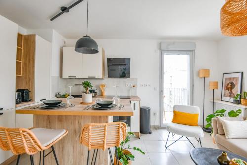 une cuisine et un salon avec une table et des chaises dans l'établissement Appart 1 ch avec balcon et parking à la Joliette, à Marseille