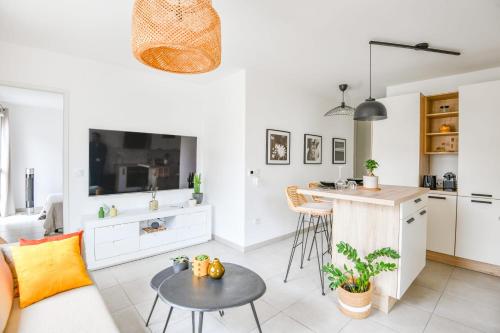 - une cuisine et un salon avec une table et un comptoir dans l'établissement Appart 1 ch avec balcon et parking à la Joliette, à Marseille